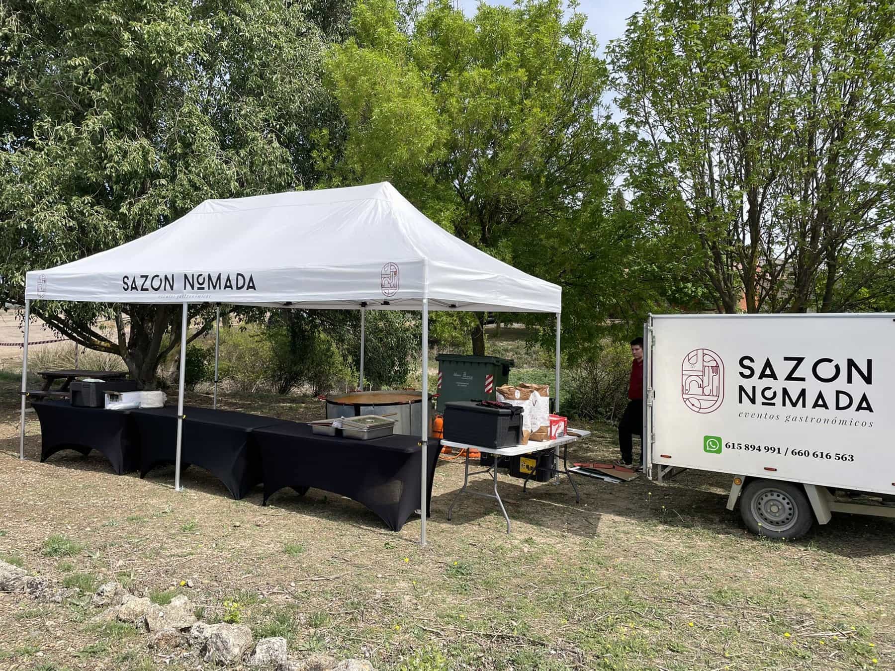 Carpa y remolque rotulados de Sazón Nómada montados en evento rural