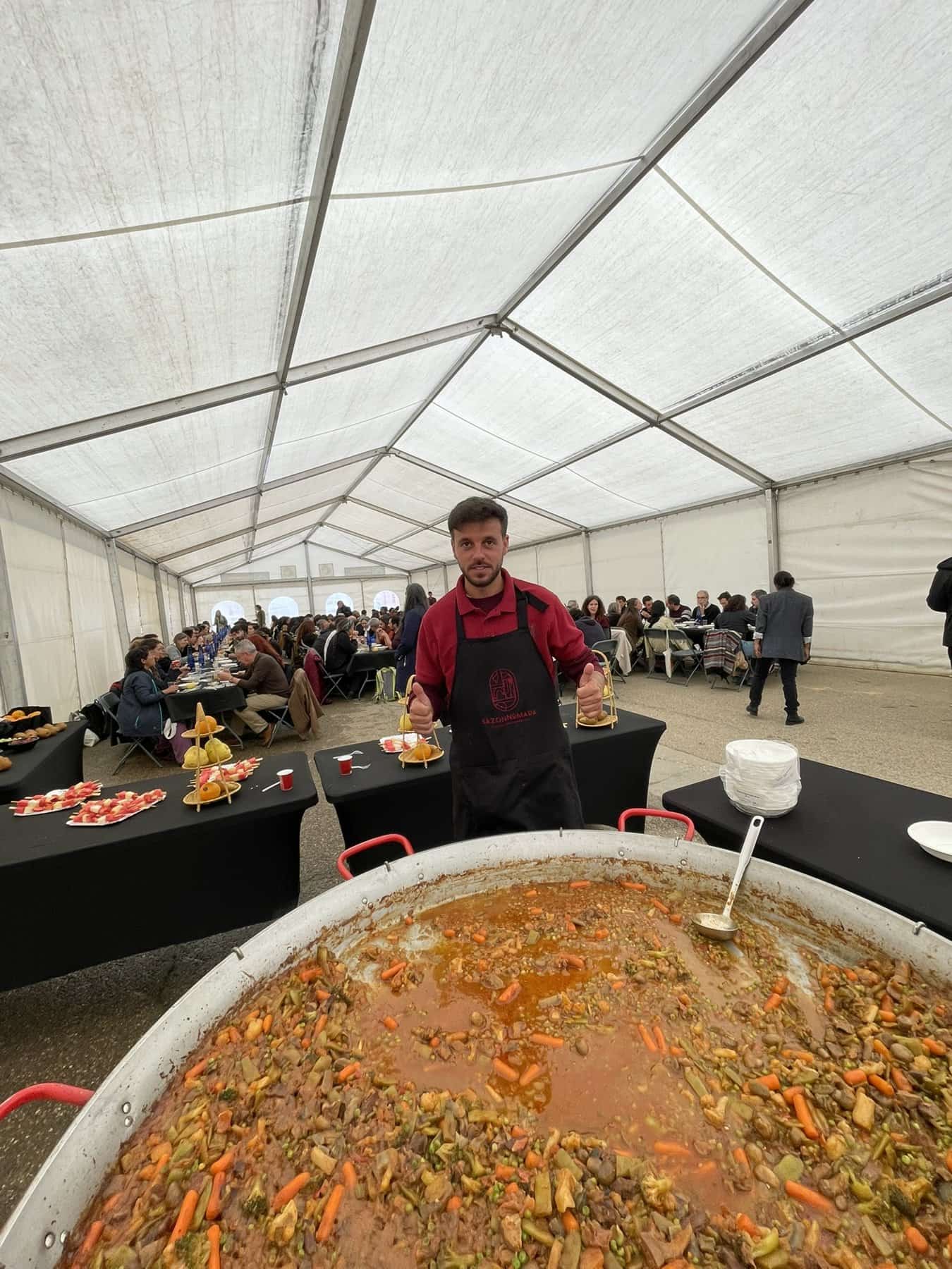 Álvaro de Sazón Nómada con paella de verdura para un evento institucional en Palencia