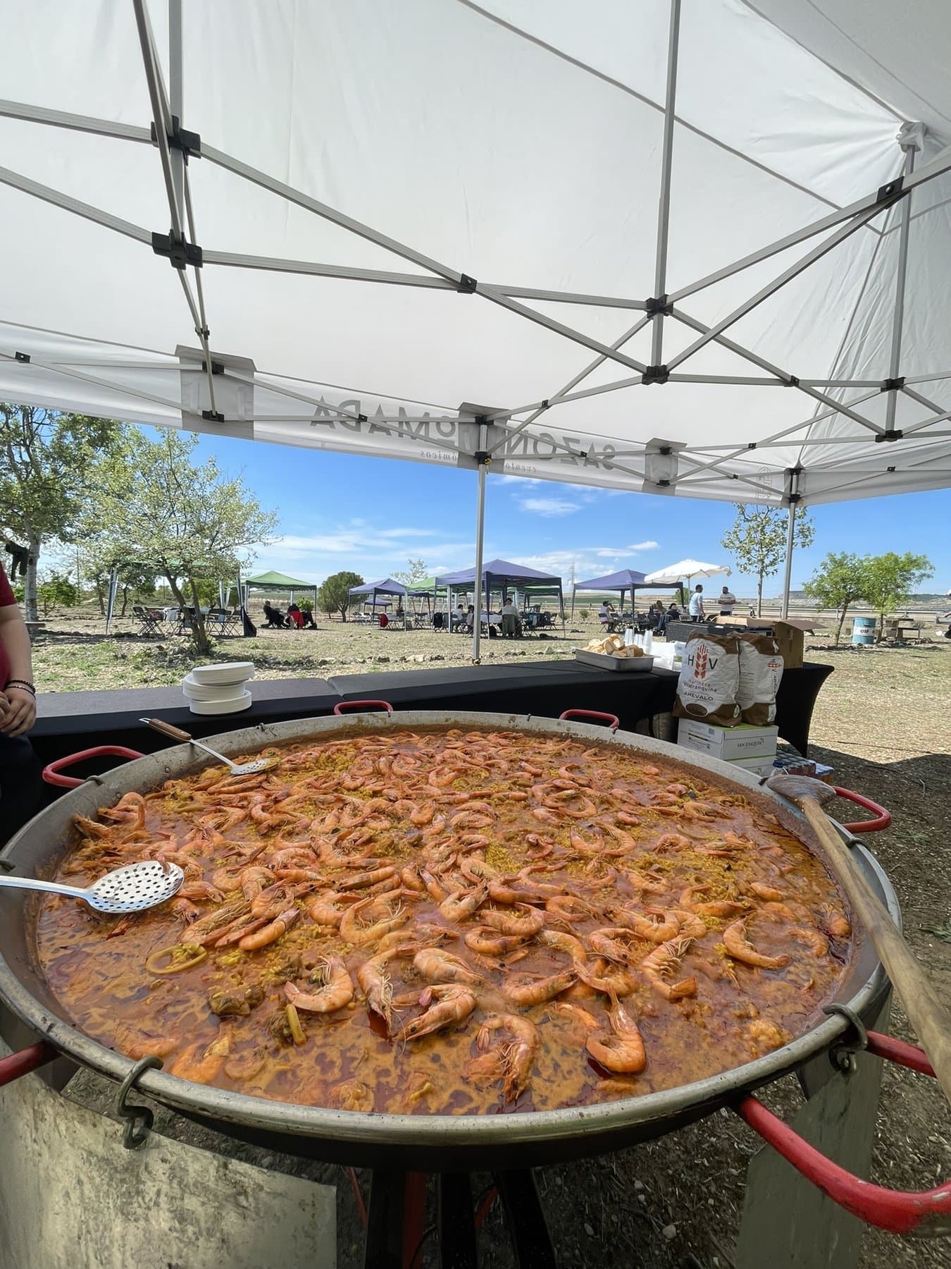 Paella de gambas gigante en evento al aire libre en Castilla y León
